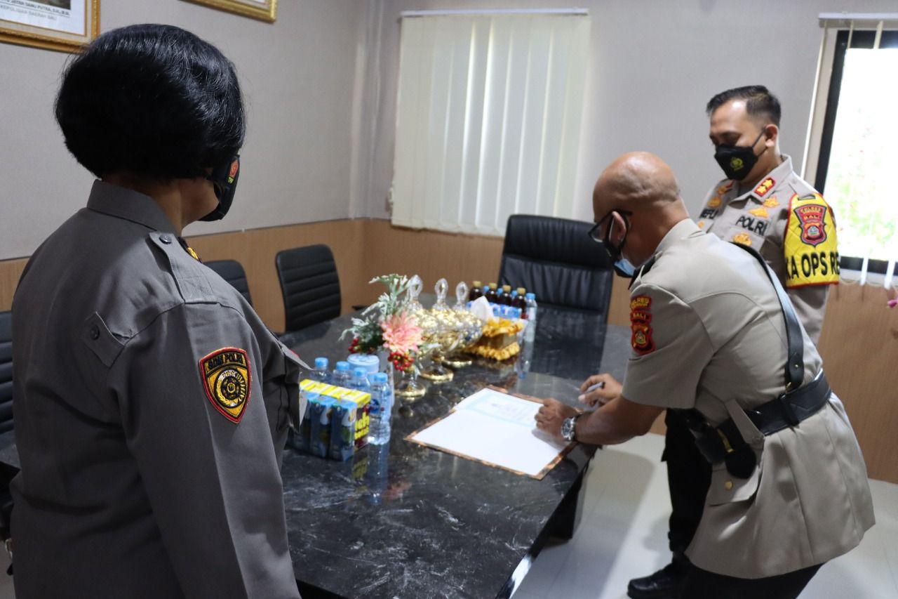 podiumnews.com-Pindah Tugas, Ketut Mahendra serahkan Jabatan Kasat Binmas Polres Tabanan